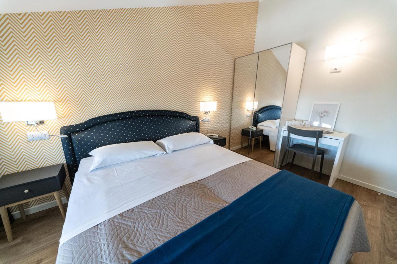 Hotel Kiss Riccione Esterno foto