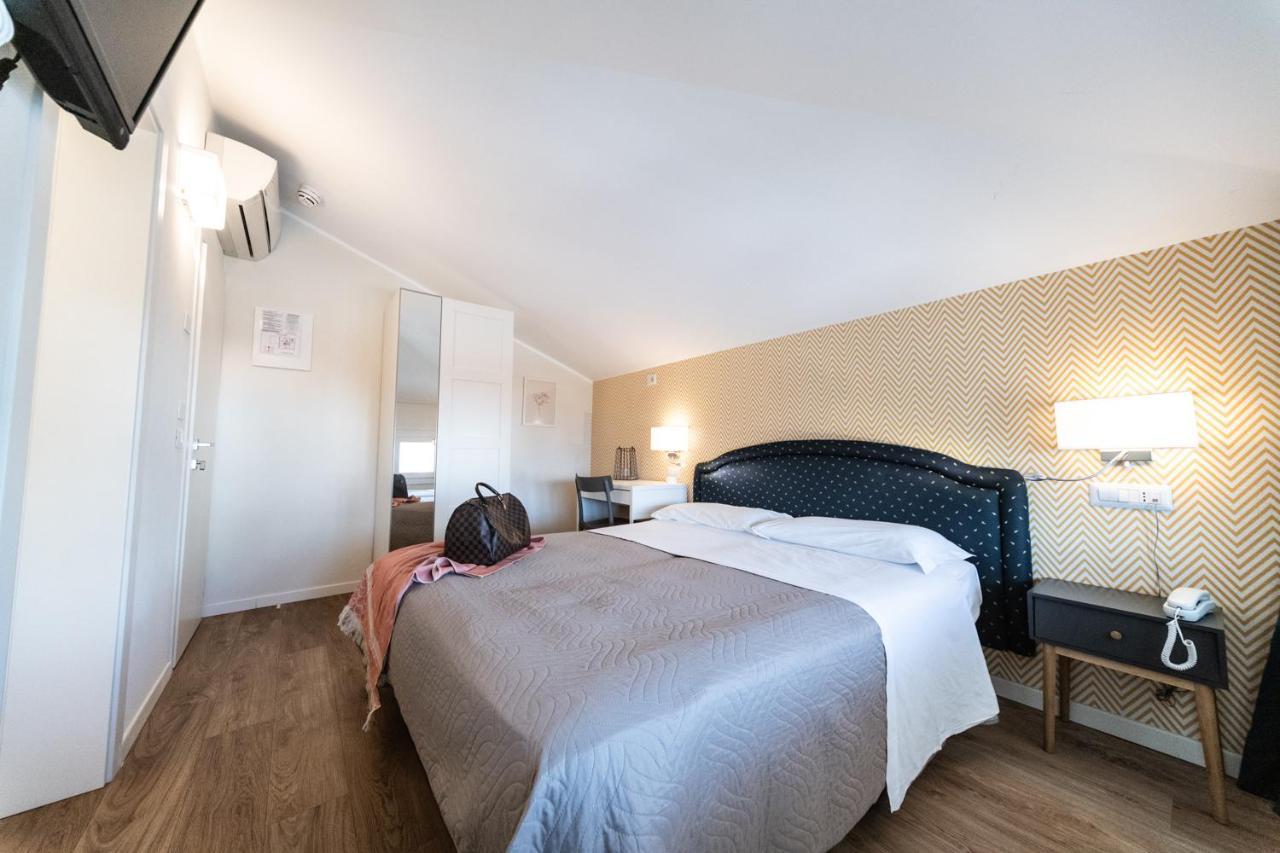 Hotel Kiss Riccione Esterno foto